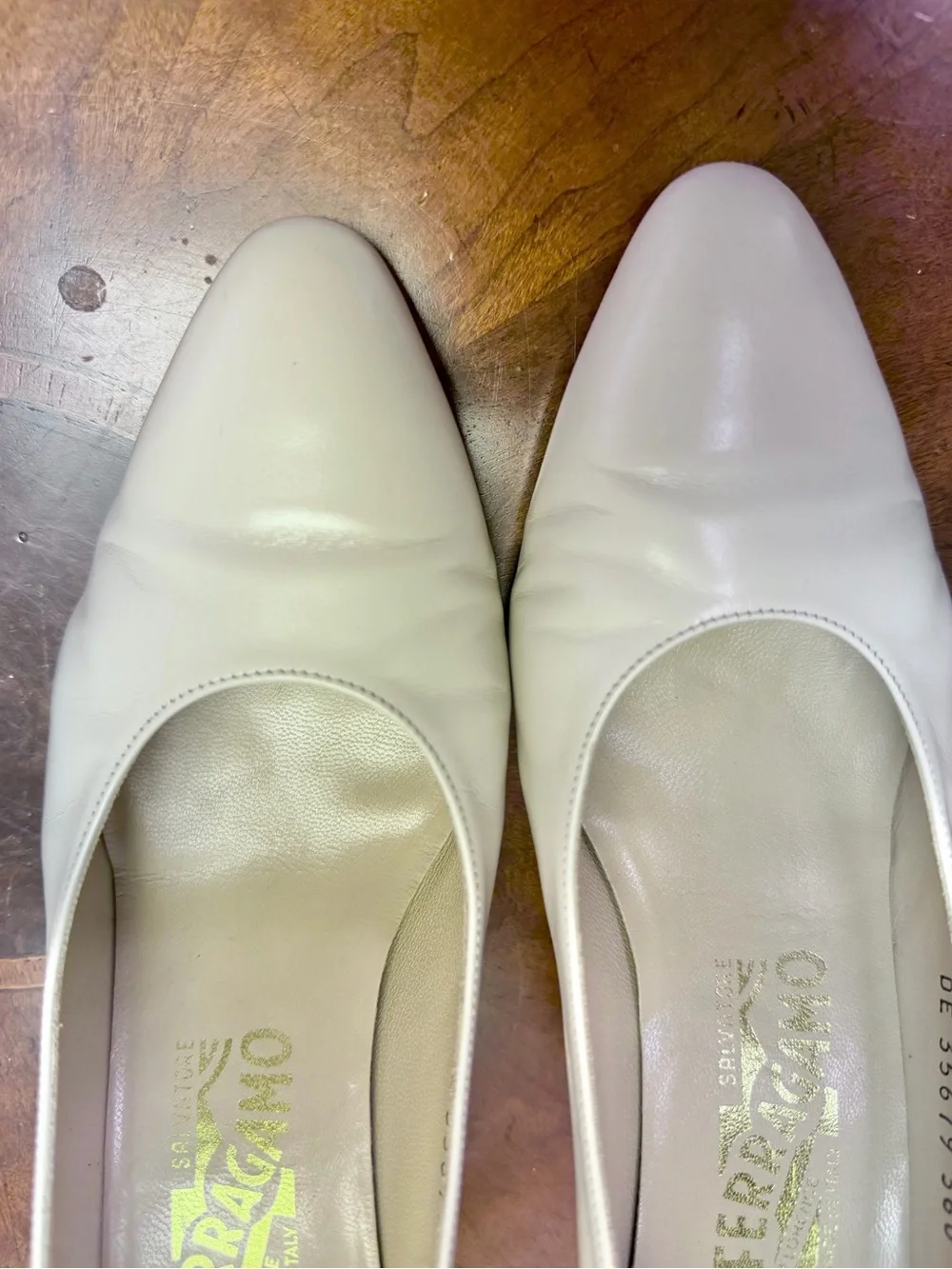 Salvatore Ferragamo Ivory Leather Pointed-Toe Pumps size 8
